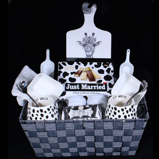 Geef pure romantiek cadeau met de geschenkmand 'Genietmomentjes voor Twee'. Kant-en-klaar gevuld met luxe verwennerijen voor het kersverse bruidspaar.