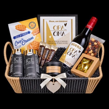 Opa & Oma Cadeaumand – Hoera, een Kleinkind! . Met deze Opa & Oma cadeaumand geef je een bijzonder cadeau om deze mooie nieuwe levensfase samen te vieren.
