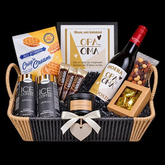 Opa & Oma Cadeaumand – Hoera, een Kleinkind! . Met deze Opa & Oma cadeaumand geef je een bijzonder cadeau om deze mooie nieuwe levensfase samen te vieren.